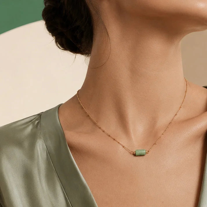 Collier aventurine LUMIA® porté par une femme, tube en aventurine verte sur chaîne dorée