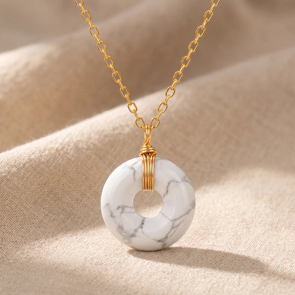 Collier pierre blanche en howlite, donut de 17 mm sur chaîne dorée
