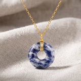 Collier Sodalite, Pendentif Bleu Donut sur Chaîne Dorée