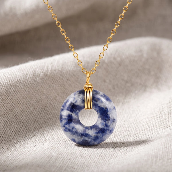 Collier pierre bleue en sodalite, donut de 17 mm sur chaîne dorée