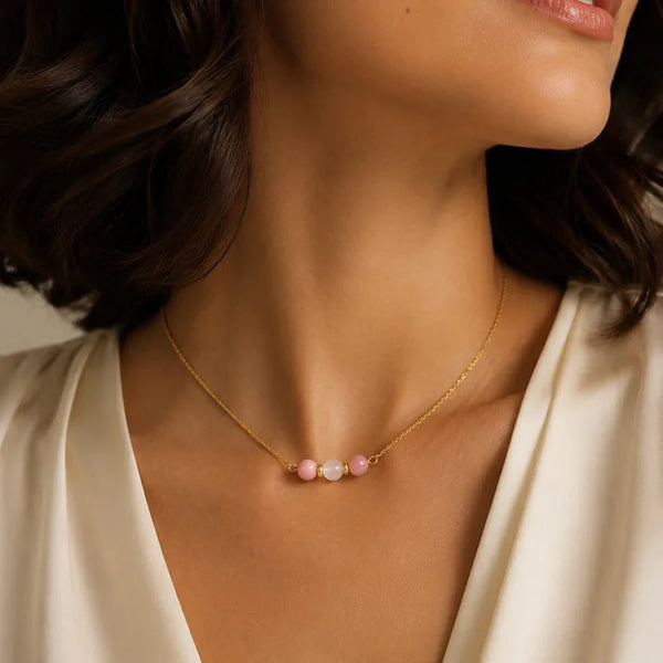 Collier bohème en rhodonite et quartz rose porté, chaîne fine dorée