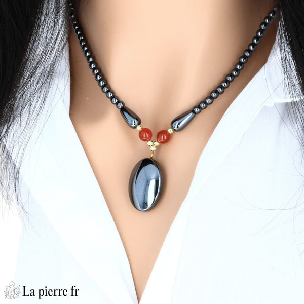 Collier cabochon en hématite et cornaline porté en ras-de-cou