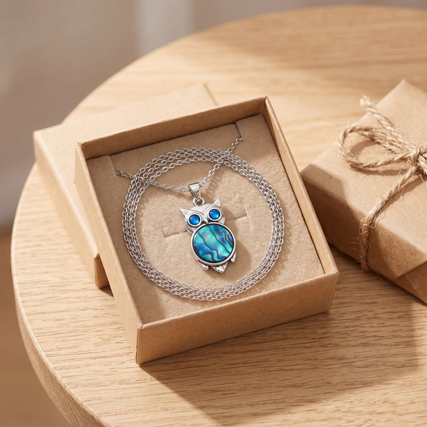 Collier chouette femme en nacre dans une boîte cadeau kraft, idée cadeau