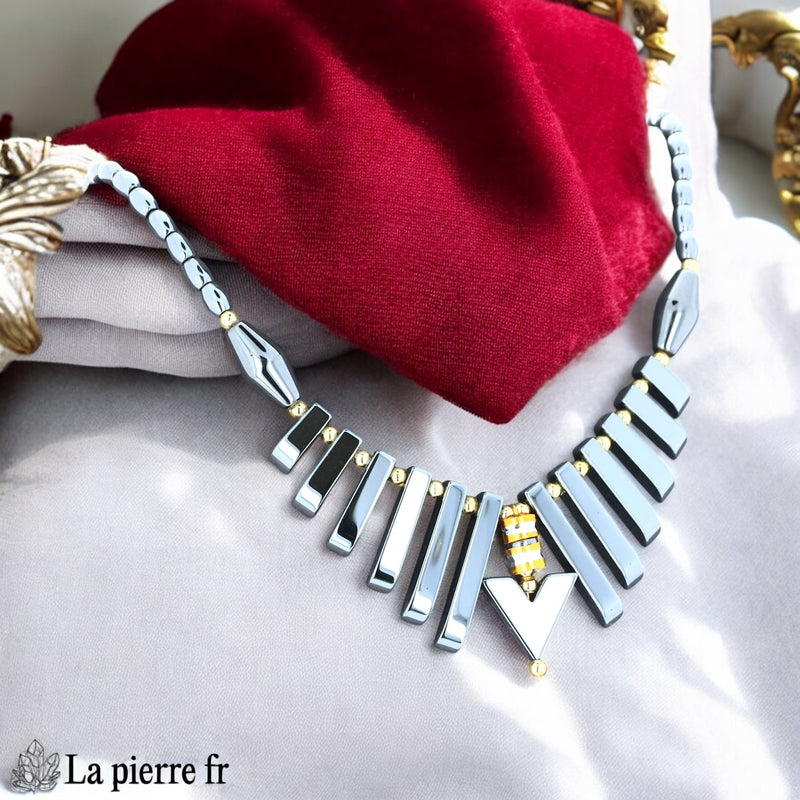 Détail de la pointe triangulaire en hématite et des accents dorés