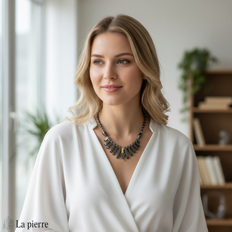 Collier Cléopâtre en hématite à bâtonnets éventail et pointe centrale, 46 cm