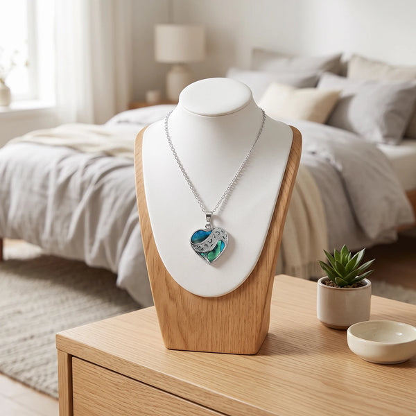 Collier cœur dentelle bleu en nacre naturelle porté sur un buste, pendentif cœur dentelle sur chaîne argentée