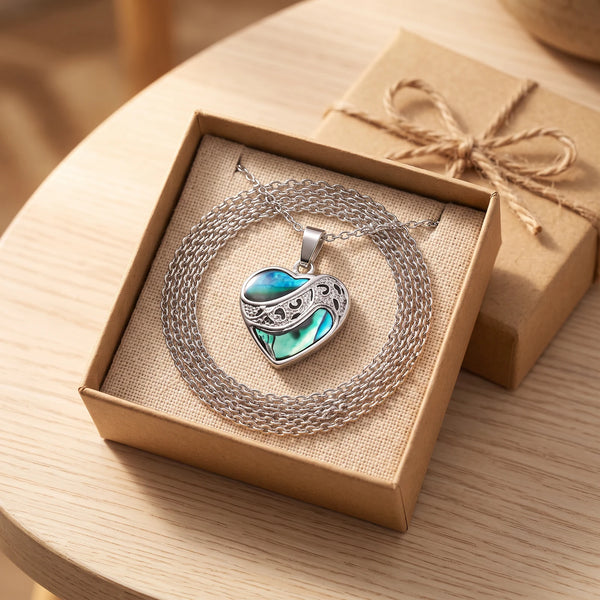 Collier cœur dentelle femme en nacre dans une boîte cadeau kraft, idée cadeau