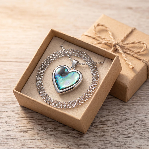 Collier cœur femme en nacre dans une boîte cadeau kraft, idée cadeau