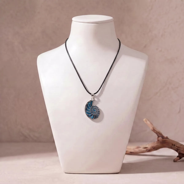 Collier ammonite en nacre sur cordon ciré noir, pendentif bleu en nacre d'ormeau