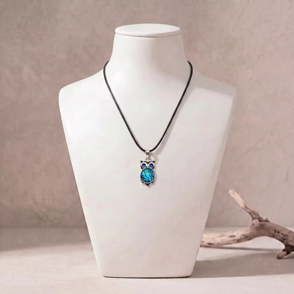 Collier chouette en nacre sur cordon ciré noir, pendentif bleu en nacre d'ormeau