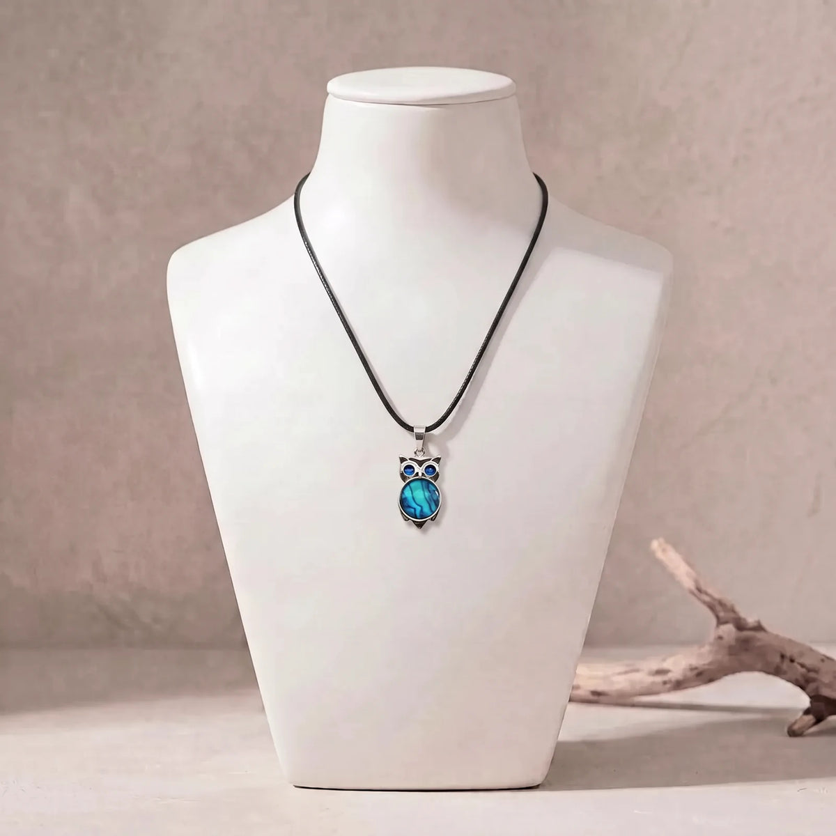 Collier chouette en nacre sur cordon ciré noir, pendentif bleu en nacre d'ormeau