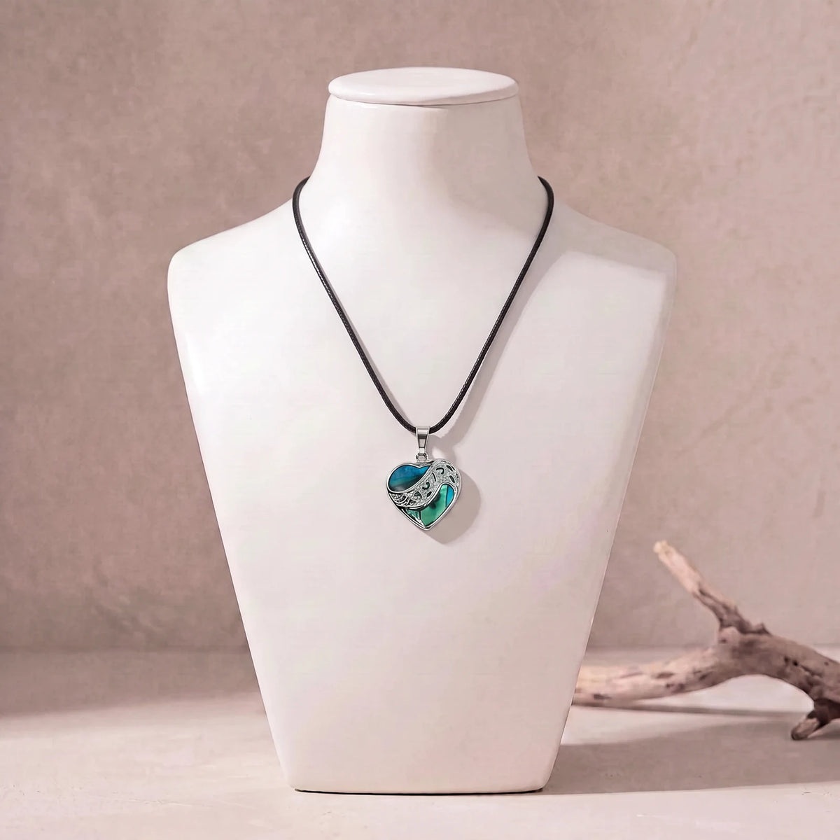 Collier cœur dentelle en nacre sur cordon ciré noir, pendentif bleu en nacre d'ormeau