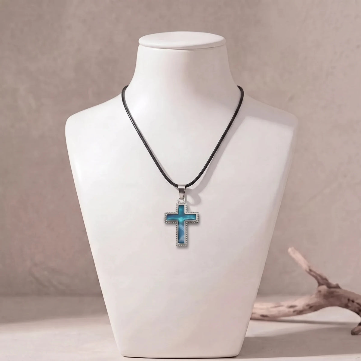Collier croix dentelée en nacre sur cordon ciré noir, pendentif bleu en nacre d'ormeau
