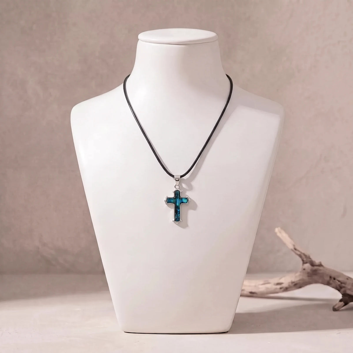 Collier croix en nacre sur cordon ciré noir, pendentif bleu en nacre d'ormeau