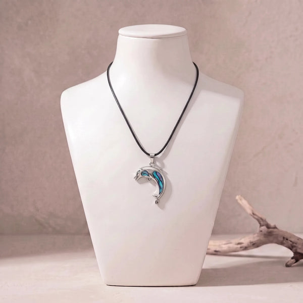 Collier dauphin en nacre sur cordon ciré noir, pendentif bleu en nacre d'ormeau