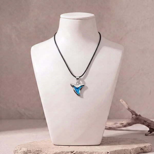 Collier dent de requin en nacre sur cordon ciré noir, pendentif bleu en nacre d'ormeau