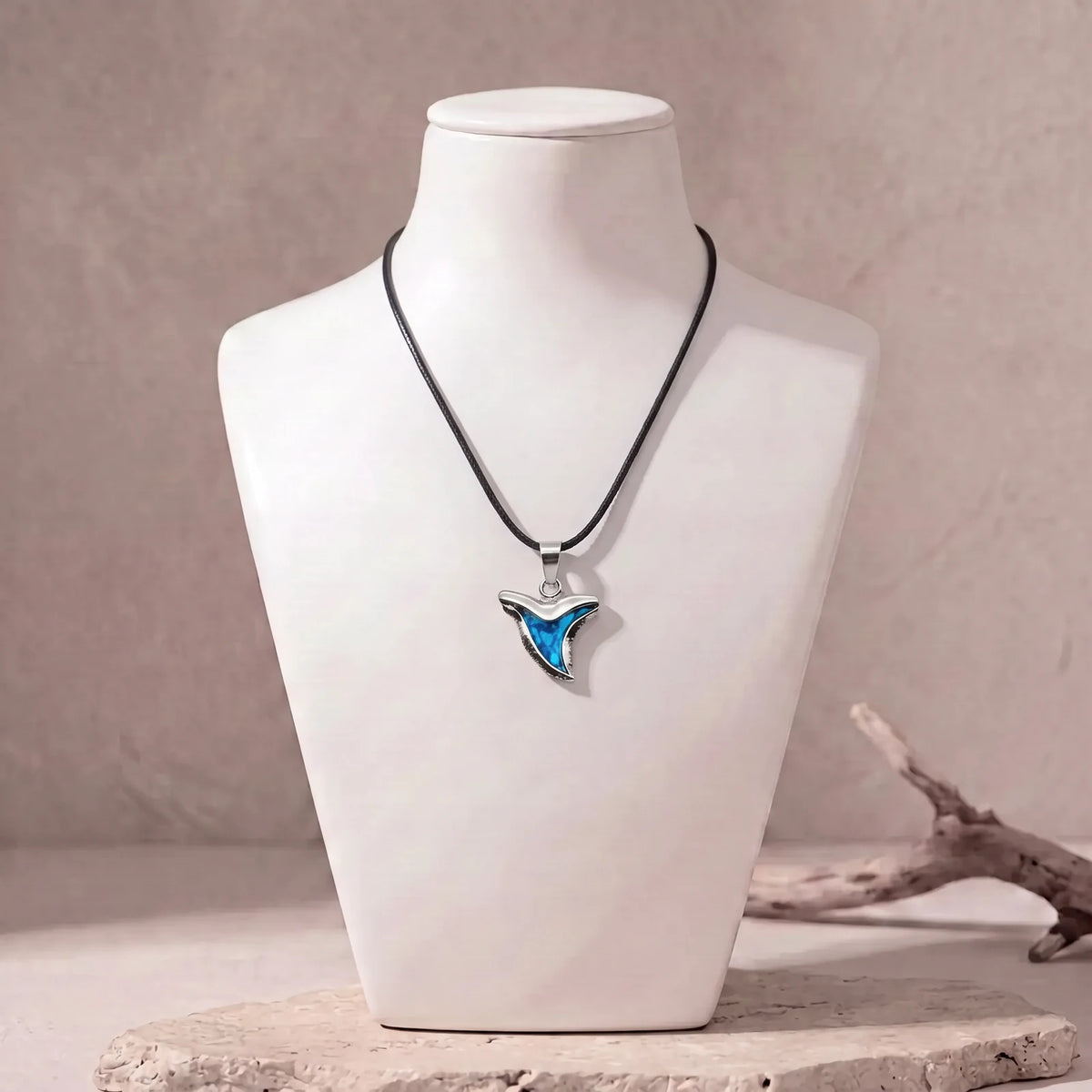 Collier dent de requin en nacre sur cordon ciré noir, pendentif bleu en nacre d'ormeau