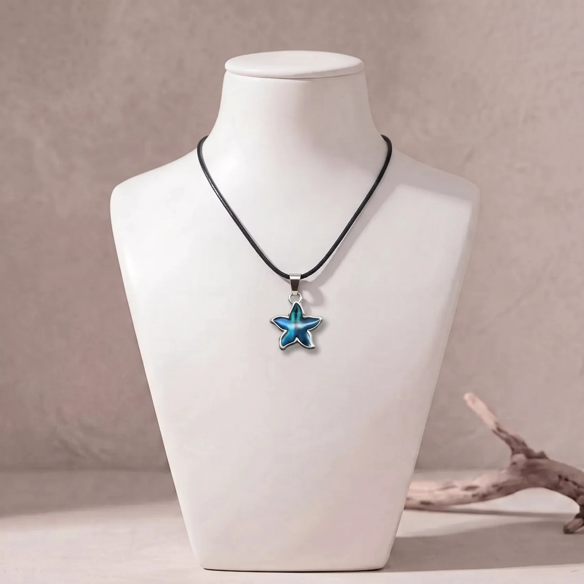 Collier fleur en nacre sur cordon ciré noir, pendentif bleu en nacre d'ormeau