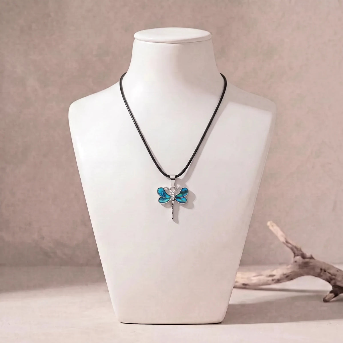 Collier libellule en nacre sur cordon ciré noir, pendentif bleu en nacre d'ormeau