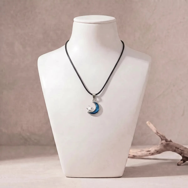 Collier lune et étoile en nacre sur cordon ciré noir, pendentif bleu en nacre d'ormeau