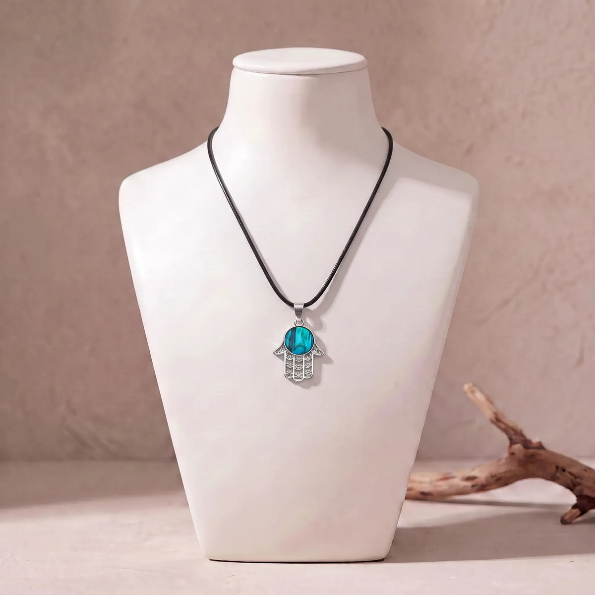 Collier main de Fatma en nacre sur cordon ciré noir, pendentif bleu en nacre d'ormeau