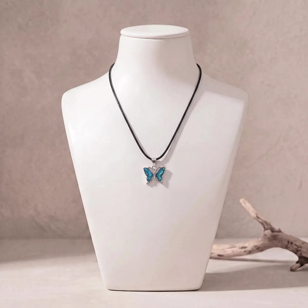 Collier papillon en nacre sur cordon ciré noir, pendentif bleu en nacre d'ormeau