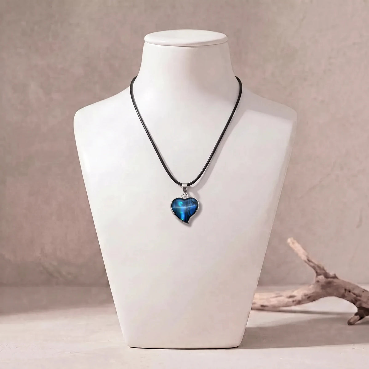 Collier petit cœur en nacre sur cordon ciré noir, pendentif bleu en nacre d'ormeau