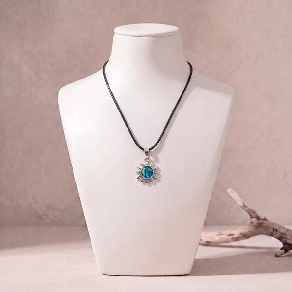 Collier petit soleil en nacre sur cordon ciré noir, pendentif bleu en nacre d'ormeau