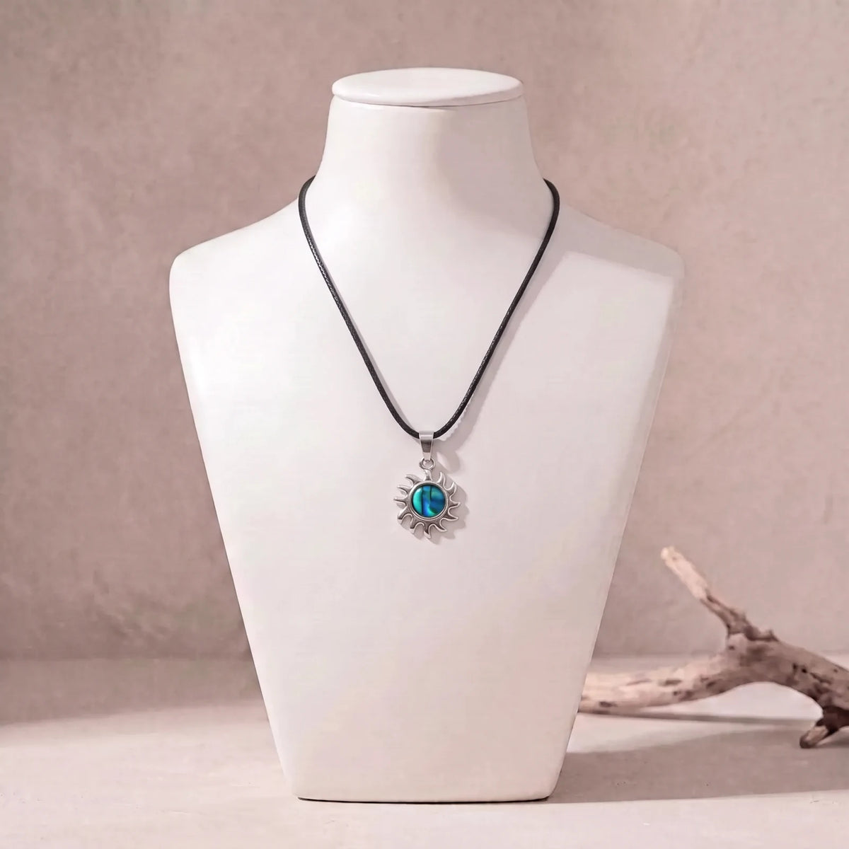 Collier petit soleil en nacre sur cordon ciré noir, pendentif bleu en nacre d'ormeau