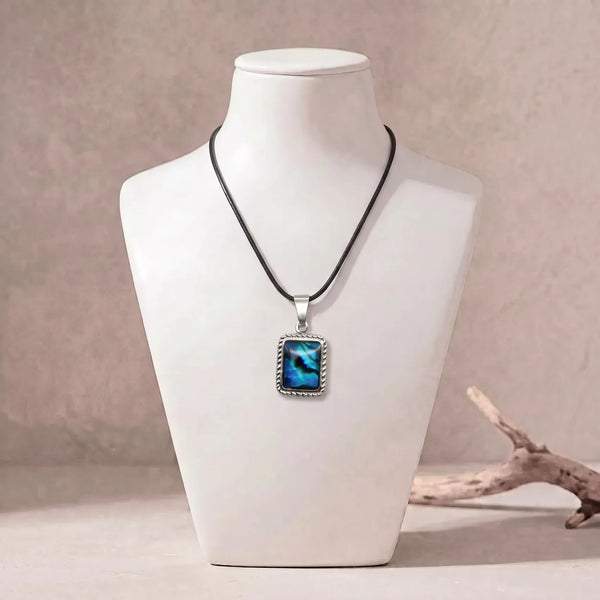 Collier rectangle en nacre sur cordon ciré noir, pendentif bleu en nacre d'ormeau