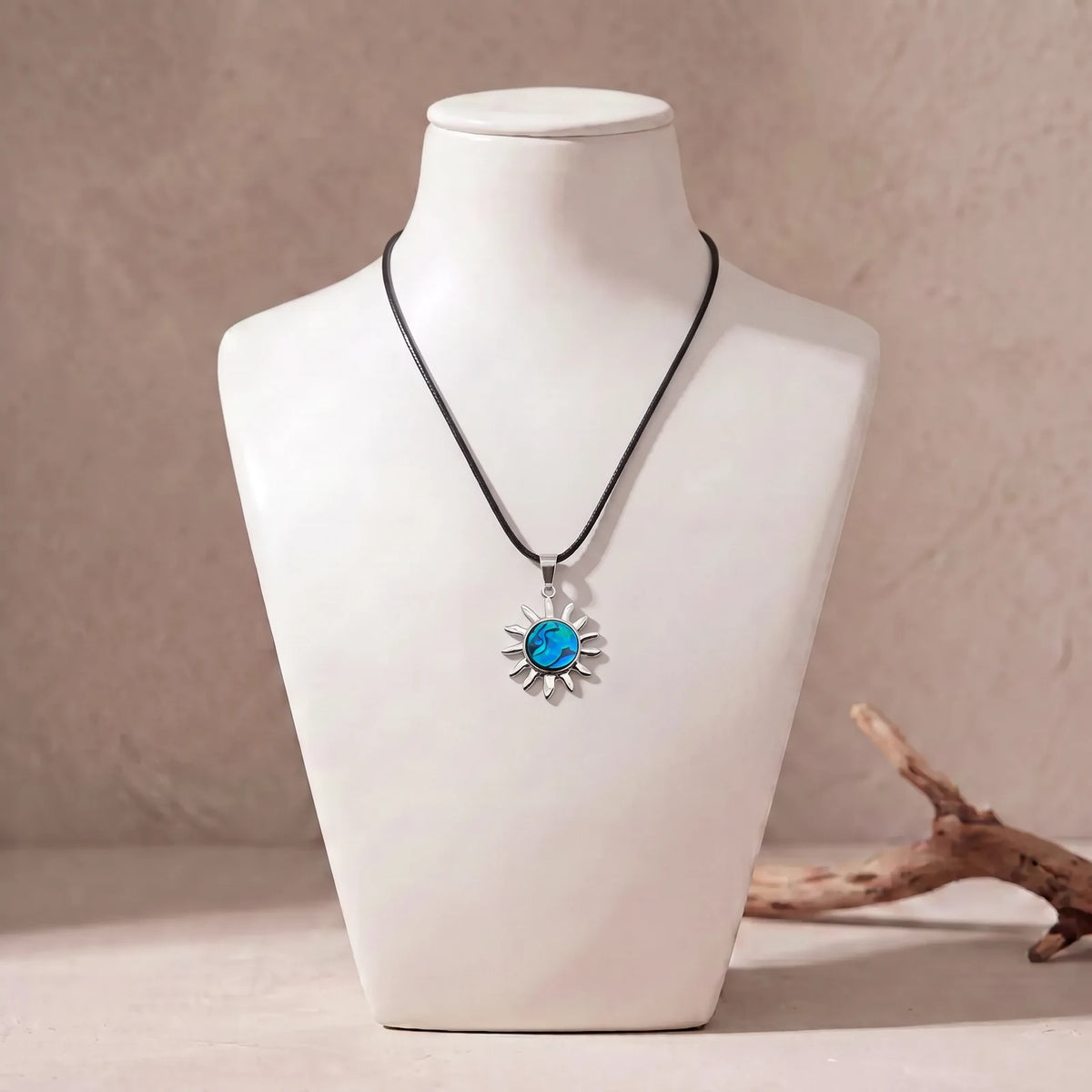 Collier soleil en nacre sur cordon ciré noir, pendentif bleu en nacre d'ormeau
