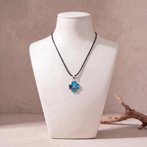 Collier trèfle en nacre sur cordon ciré noir, pendentif porte-bonheur bleu à 4 feuilles