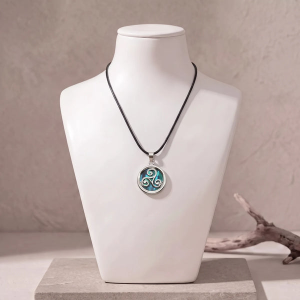 Collier triskel en nacre sur cordon ciré noir, pendentif bleu en nacre d'ormeau