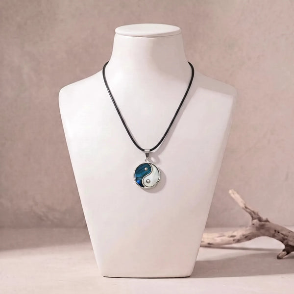 Collier yin yang en nacre sur cordon ciré noir, pendentif bleu en nacre d'ormeau