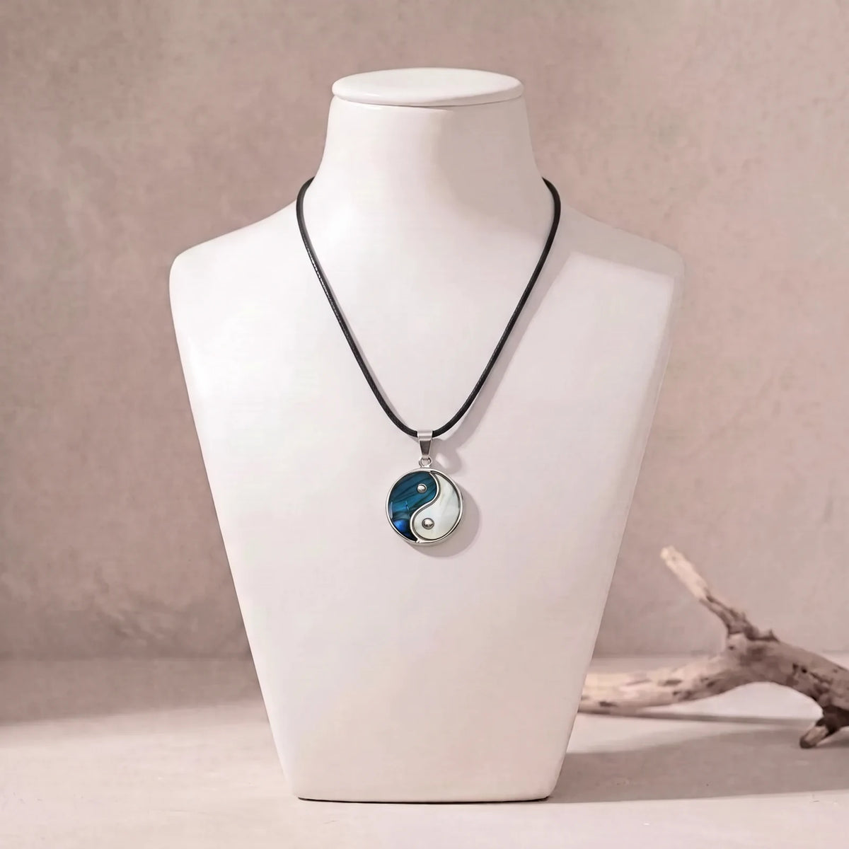 Collier yin yang en nacre sur cordon ciré noir, pendentif bleu en nacre d'ormeau