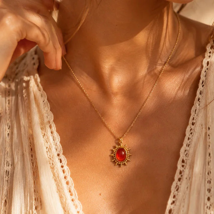 Collier cornaline femme ALBA® porté par une femme, soleil doré sur chaîne fine