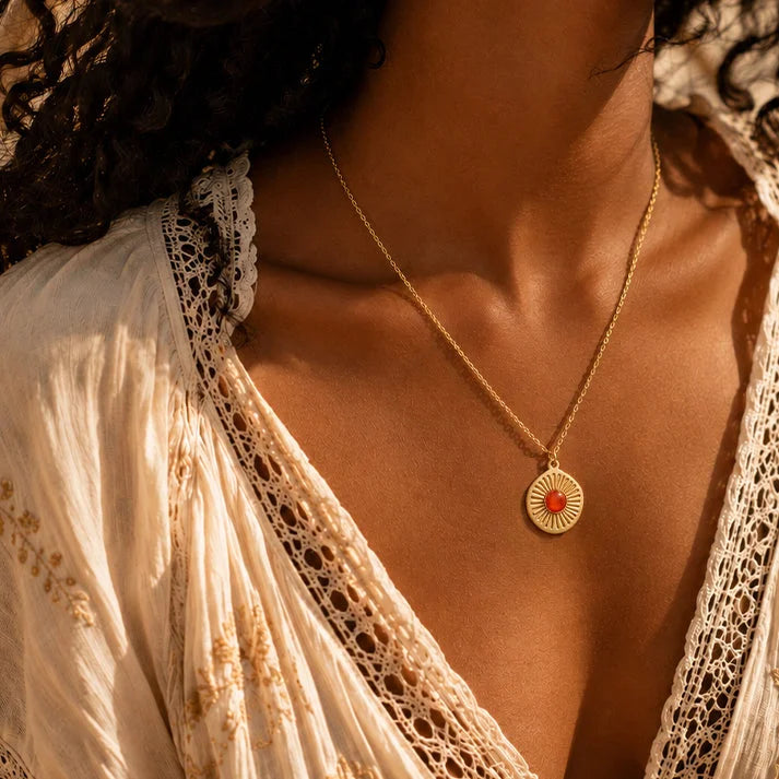 Collier cornaline SOLAYA® porté par une femme, médaille soleil sur chaîne fine