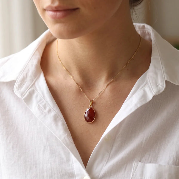 Collier cornaline porté par une femme, collier pierre rouge sur chaîne dorée