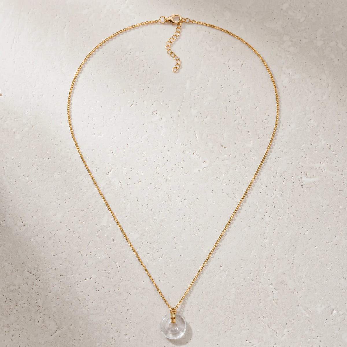 Collier cristal de roche sur chaîne en acier inoxydable doré de 48 à 53 cm