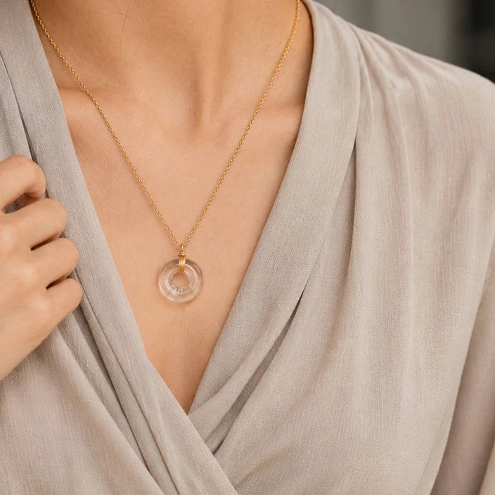 Collier cristal de roche femme porté, bijou minimaliste doré