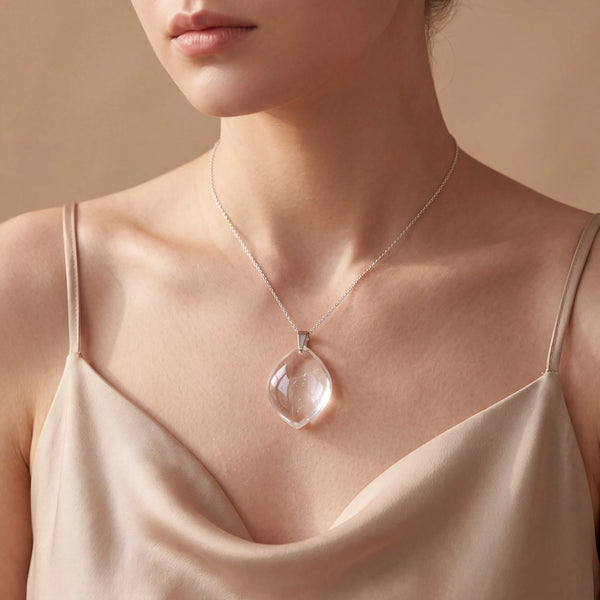 Collier quartz blanc porté par une femme, pendentif plat en cristal de roche forme libre