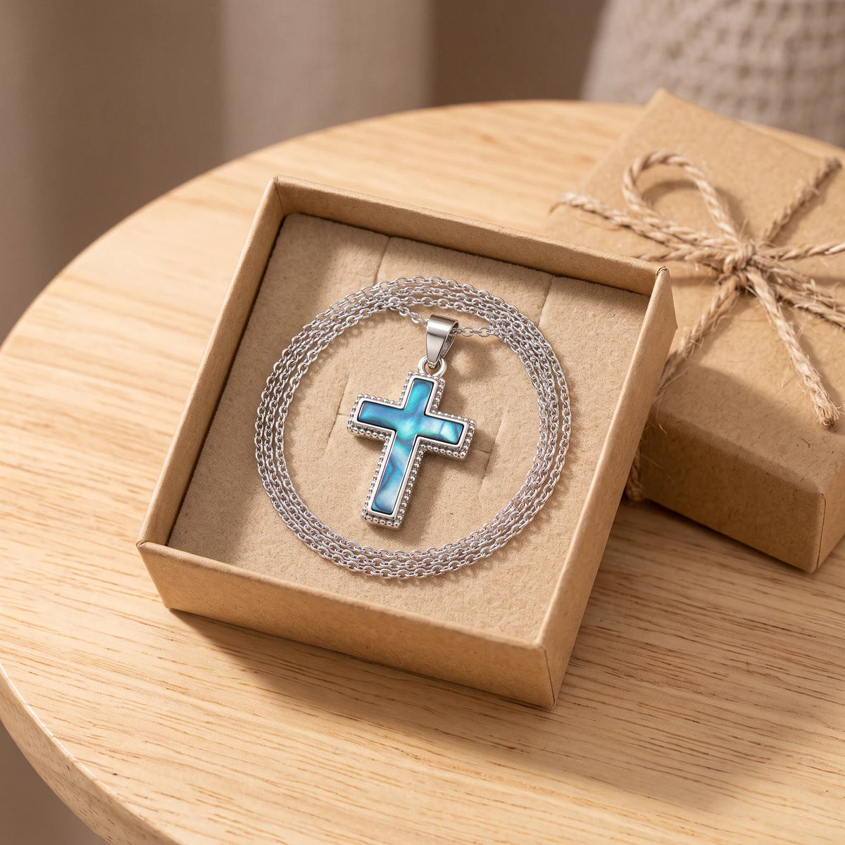 Collier croix dentelée femme en nacre dans une boîte cadeau kraft, idée cadeau