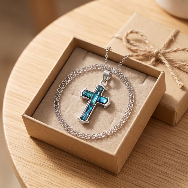 Collier croix femme en nacre dans une boîte cadeau kraft, idée cadeau
