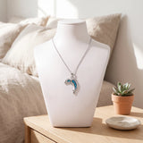 Collier Pendentif Dauphin en Nacre Naturelle Bleue