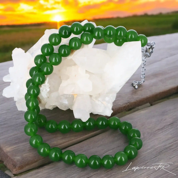 Collier en pierre naturelle de Jade Vert véritable, bijou de lithothérapie pour femme, ras de cou élégant.