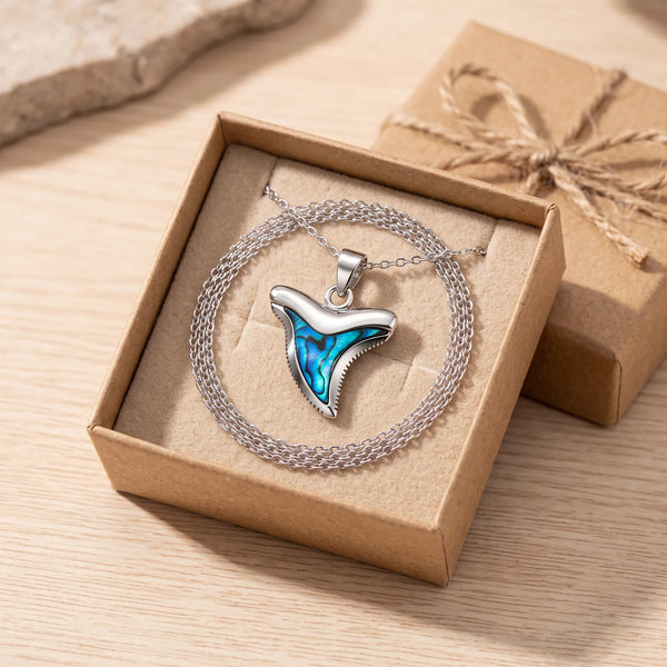 Collier dent de requin femme en nacre dans une boîte cadeau kraft, idée cadeau