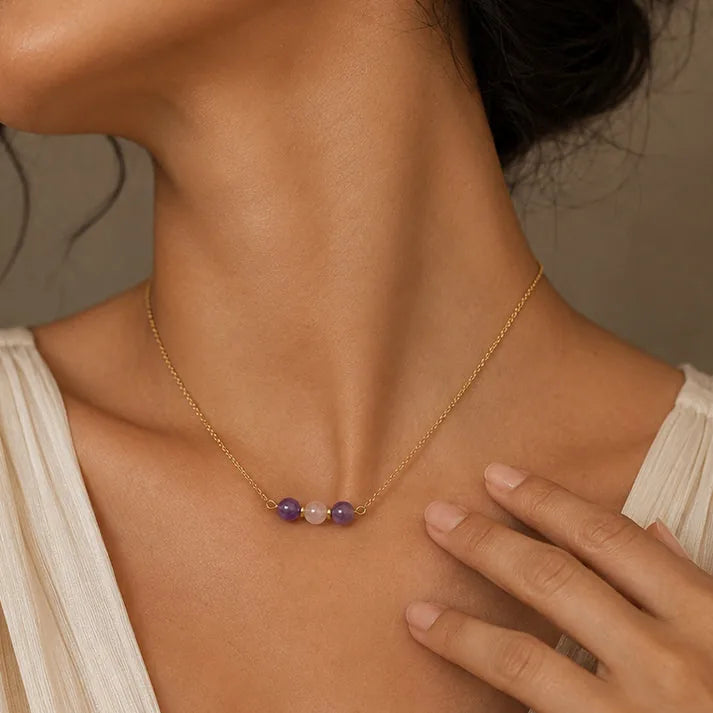 Collier doré femme en améthyste et quartz rose porté, chaîne fine dorée