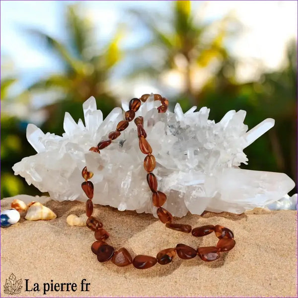 Collier ras de cou en Ambre de la Baltique cognac, composé de larges perles plates de 1,5 à 2 cm de forme libre.