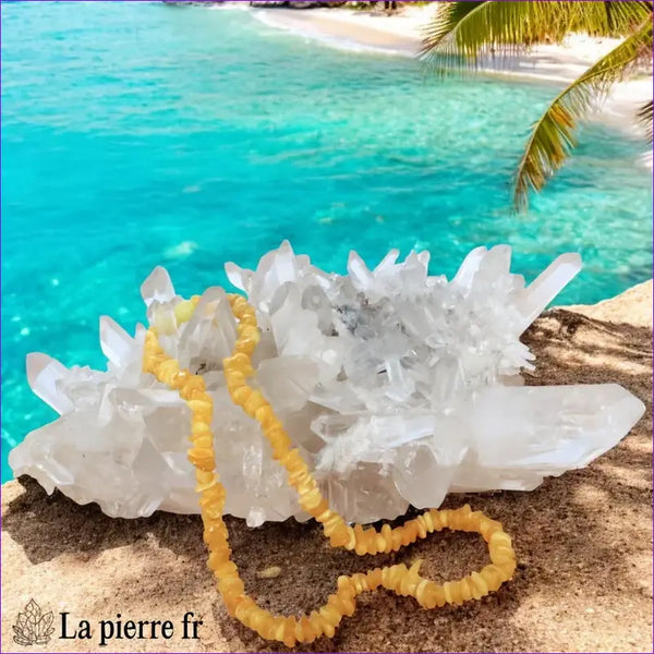 Collier ras de cou de 46 cm en Ambre de la Baltique jaune, composé de perles de forme baroque avec fermoir à vis.