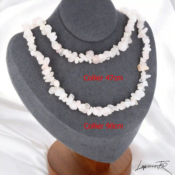 Vue détaillée du Collier (Douceur Infinie) montrant les pierres baroques de Quartz Rose laiteux.